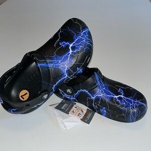 CROCS womens 7 men’s 5 bistro graphic clog black blue bolts pattern design  New